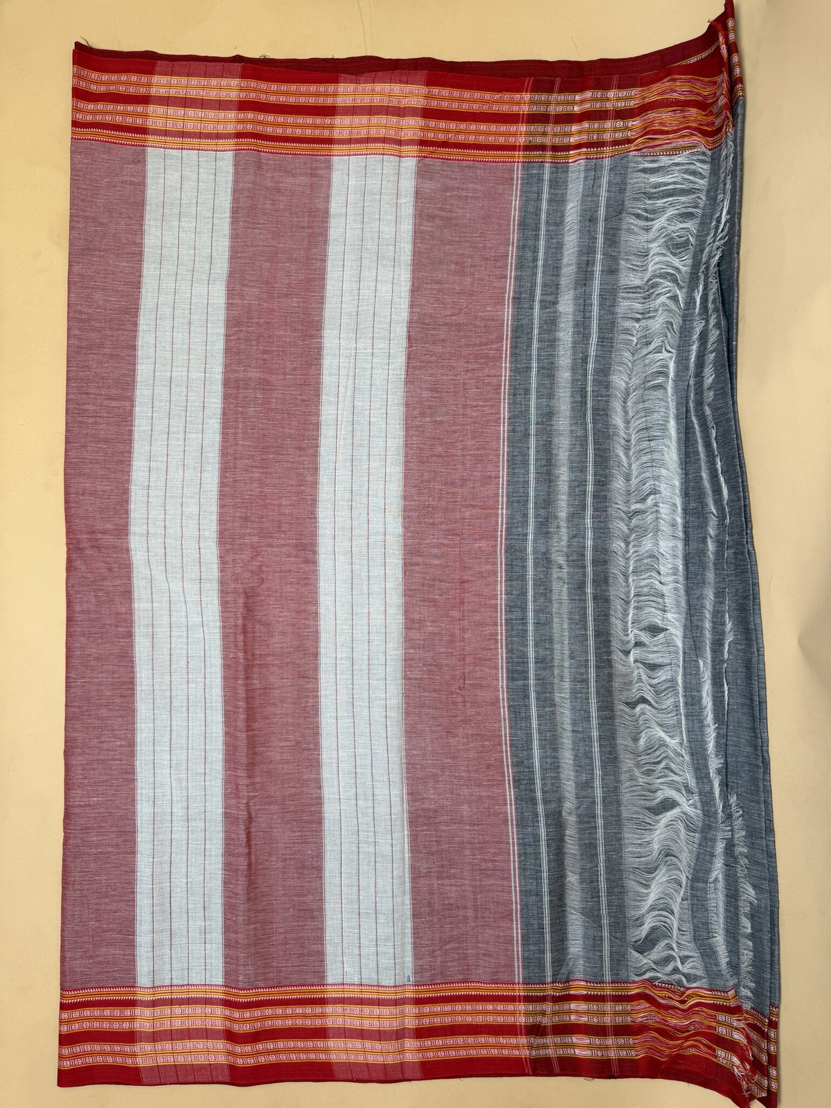 Patteda Anchu Cotton Saree – Grey & Red